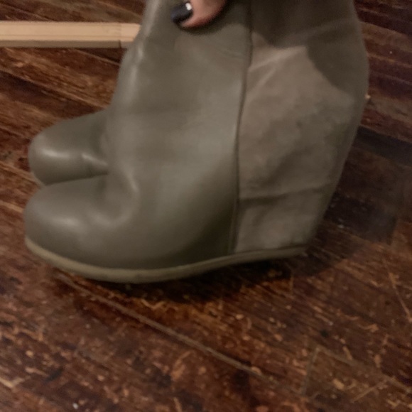 Shoe - Picture 2 of 3